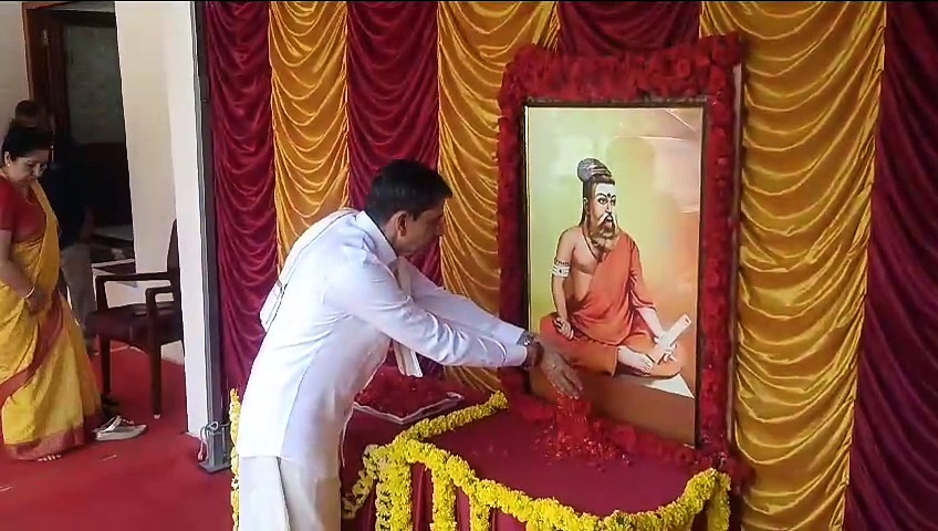 “பாரதிய சனாதன பாரம்பரியத்தின் பிரகாசமான துறவி” காவி உடை அணிவிக்கப்பட்ட வள்ளுவருக்கு ஆளுநர் மரியாதை