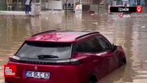 İzmir’i sağanak vurdu: Yollar göle döndü, araçlar suya gömüldü