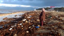 Burhaniye'de sel suları plajı çöplüğe çevirdi