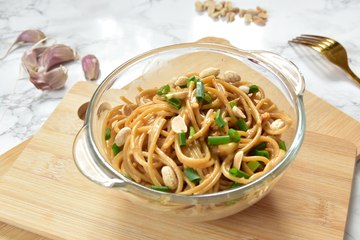 Spaghetti z chili z masłem orzechowym