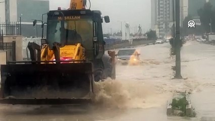Hatay'da sağanak etkili oldu: Yollar göle döndü