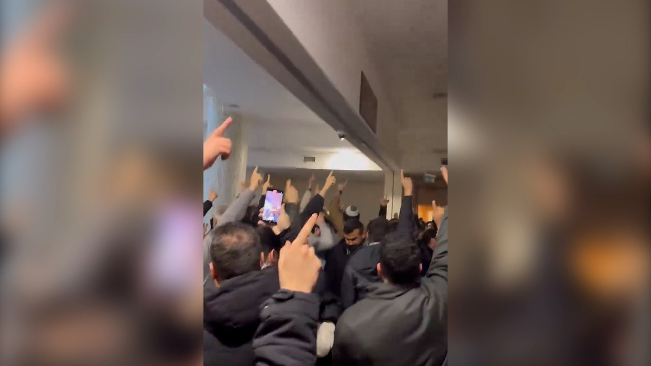 Ahmet Bostancı serbest kaldı, adliye koridorlarını "Yaşasın şeriat" diye inlettiler Ahmet Bostancı serbest kaldı, adliye koridorlarını "Yaşasın şeriat" diye inlettiler