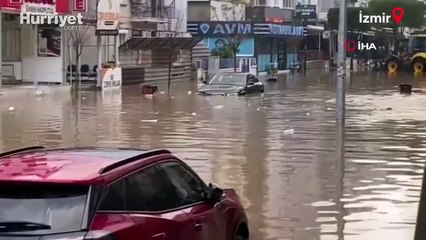 Türkiye'yi sağanak ve lodos vurdu! Cadde ve sokaklar göle döndü... Vatandaş ağaca tutunarak ayakta kaldı