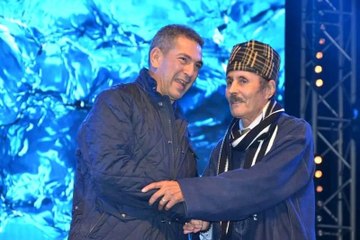 أمزازي يكرم صاحب أغنية "صباح الخير"