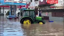 İZMİR'DE SAĞANAK; DİKİLİ'DE EV VE İŞ YERLERİNİ SU BASTI, OKULLAR TATİL EDİLDİ