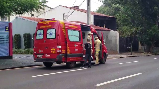Mulher sofre contusão no fêmur ao cair de moto no Centro