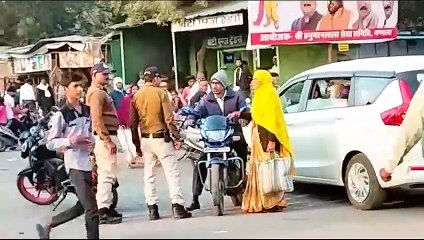 वर्दी का धौंस दिखाया लोगों ने बनाया वीडियो