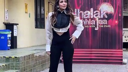 Malaika Arora Turns Heads with Stunning Curves on 'Jhalak Dikhhla Jaa 11' Set 💃
