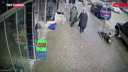 Şiddetli rüzgarda ağaca tutunarak ayakta durabildi