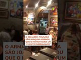 Homem destrói placa de Marielle e quadro com imagem de Lula em bar no RJ #shorts