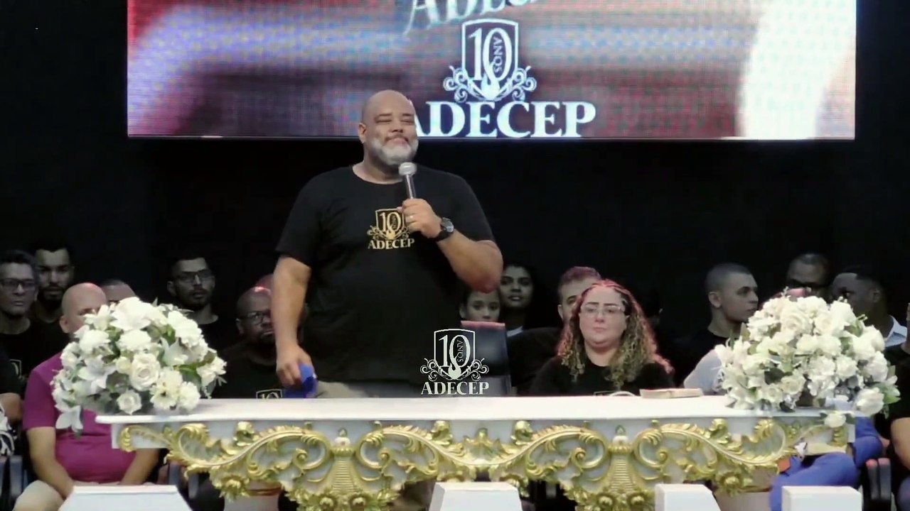 VÍDEO: Banda toca 'Bênçãos que Não Tem Fim' ao anunciar Samuel Mariano, e pastor cai na gargalhada