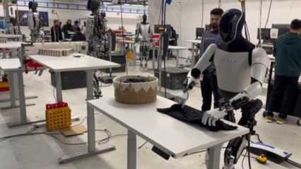 Elon Musk, insansı robot Optimus'un tişört katladığı anları paylaştı