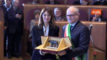 Il sindaco Gualtieri consegna la Lupa Capitolina a Paolo Cortellesi