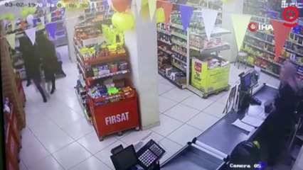 Pompalı tüfekle markete giren gaspçıları paspasla kovaladı