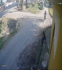 Motociclista asalta a una joven a plena luz del día