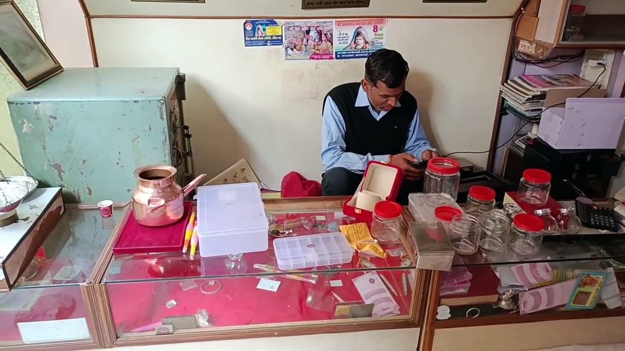 ज्वेलर्स की दुकान में चोरी: लाखों रुपए के सोने...