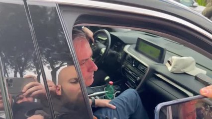 AS Rome - Mourinho chaleureusement remercié par des fans à la sortie de Trigoria
