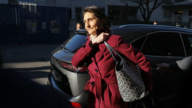 « Une colère qui ne retombe pas » : Amélie Oudéa-Castéra huée pendant sa visite à l’école Littré