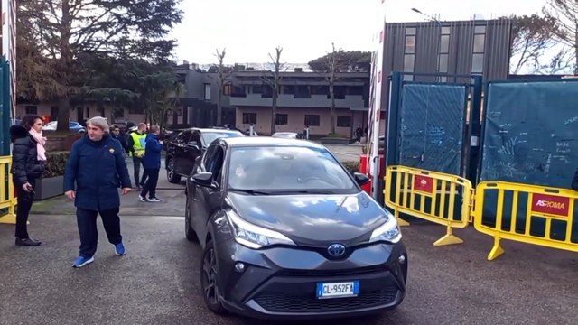 Mourinho chaleureusement remercié par des fans à la sortie de Trigoria
