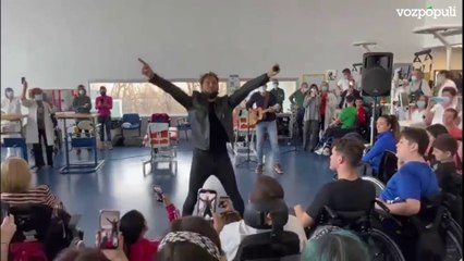 David Bisbal actúa por sorpresa en el Hospital Nacional de Parapléjicos de Toledo en el que estuvo ingresado su hermano