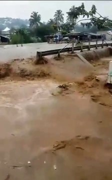 Un débile roule à moto dans les inondation... Raté mais chanceux quand même