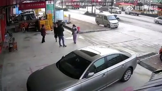 Ils évitent de justesse une roue en feu... chanceux