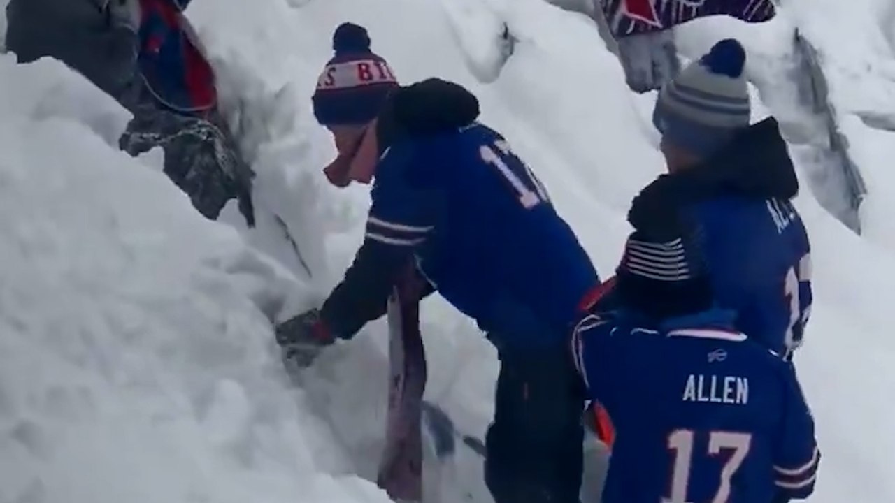 New York : les folles images des supporters des Buffalo Bills qui déneigent leur stade avant le coup d'envoi