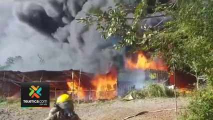 tn7-al-menos-150-toneladas-de-plastico-ardieron-tras-incendio-en-recicladora-160124