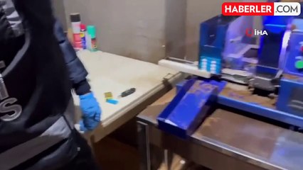 Evinde makineyle kaçak sigara sararken yakalandı