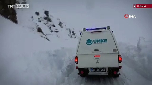 Kardan kapanan yolu 6 saatlik çalışmayla açan ekipler Berat bebeği hastaneye yetiştirdi