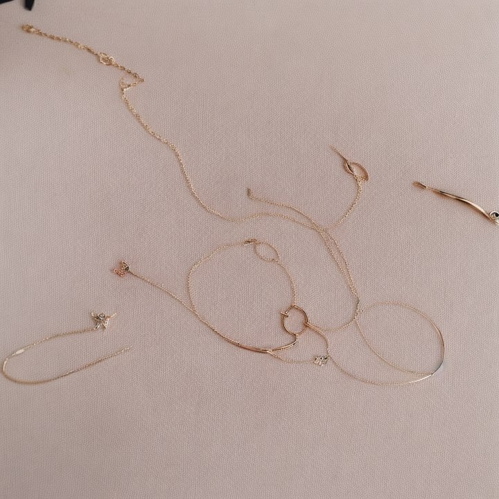 Découvrez les magnifiques boucles d'oreilles en perles d'une élégance remarquable, disponibles chez H&M !