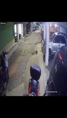Roban moto dentro de garaje