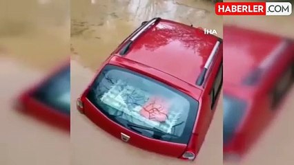 Aşırı yağış sonrası ovayı su bastı, araç sular altında kaldı