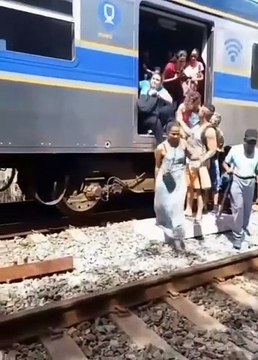Metrô de BH apresenta falha, e passageiros precisam descer nos trilhos