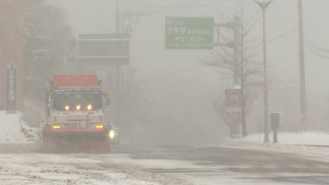 [날씨] 큰 추위 없지만, 전국 비·눈...미끄럼 사고 유의 / YTN