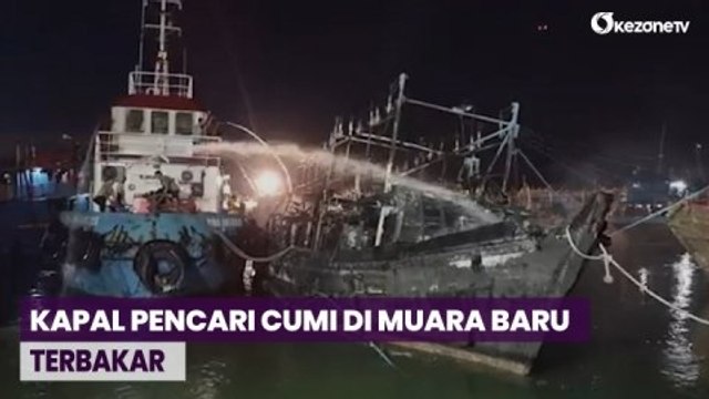 Detik-Detik Kapal Pencari Cumi di Dermaga Muara Baru Terbakar