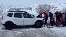 Sivas'ta 2 otomobil çarpıştı: 1 ölü, 6 yaralı
