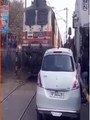Video: ट्रेन और रेलवे फाटक के बीच फंसी कार, सामने से आई एक्सप्रेस और फिर जो हुआ…
