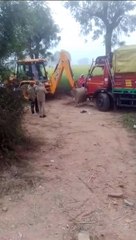 ट्रक अनियंत्रित होकर पेड़ से टकराया