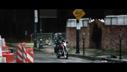 Un appel téléphonique mystérieux transforme des millions d'humains en zombies lorsqu'ils répondent.