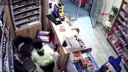 Bağcılar'da tekel bayisine silahlı saldırı kamerada
