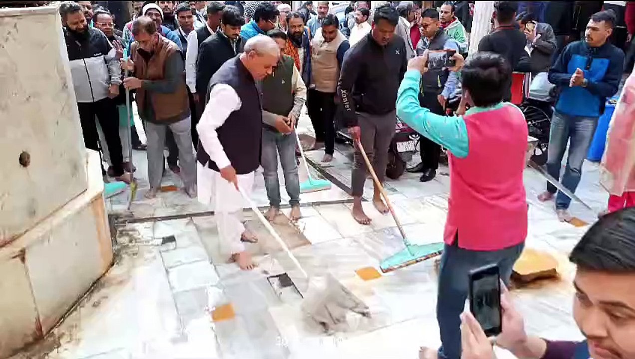 पीएम मोदी ने ऐसा क्या कह डाला कि सुबह-सुबह ही मंदिरों में झाड़ू और पोछा लेकर दौड़ पड़े सांसद