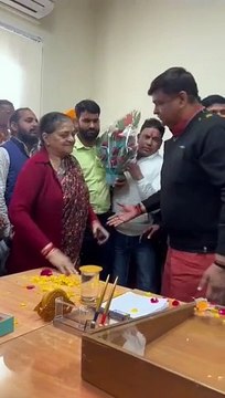 वन एवं पर्यावरण मंत्री शर्मा ने संभाला पदभार, पैर छूकर माँ से लिया आशीर्वाद,देखे वीडियो