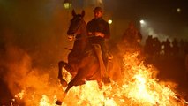 İspanya'da atlar ateş üzerinden atlatıldı
