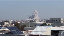 شاهد: الجيش الإسرائيلي يفجر مربعات سكنية كاملة في خان يونس والفصائل الفلسطينية ترد بوابل من الصواريخ