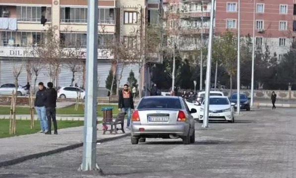 Kaldırımdaki 5 direk, genişletilen yolda kaldı