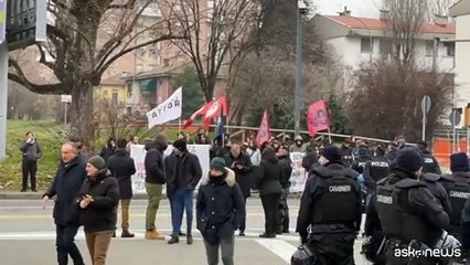 Una ventina di contestatori a Bologna per l'arrivo di Meloni