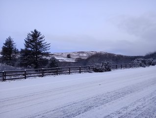 Скачать видео: Donegal and Derry wake to a dusting of snow with very cold weather to continue. Snowfall at Glentogher, Inishowen.