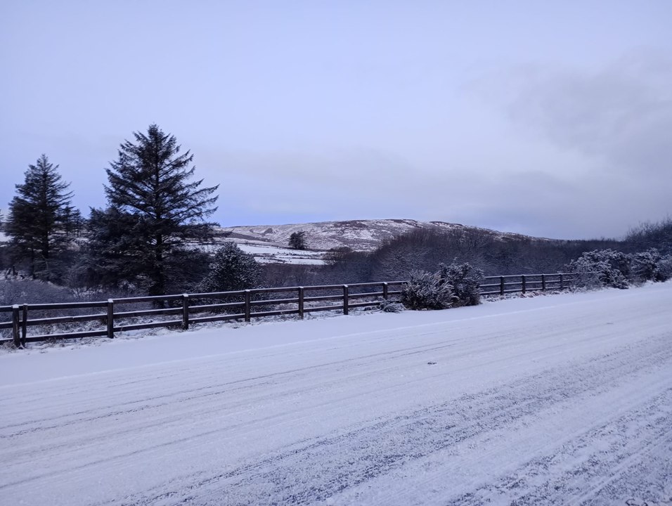 Donegal and Derry wake to a dusting of snow with very cold weather to continue. Snowfall at Glentogher, Inishowen.