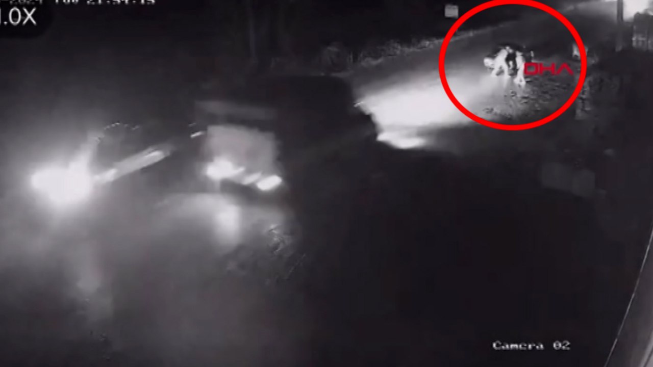 Kamyonetin altında kalmaktan son anda kurtuldular